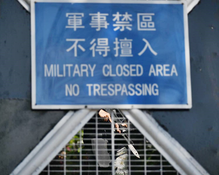 有解放軍在閘內戒備。