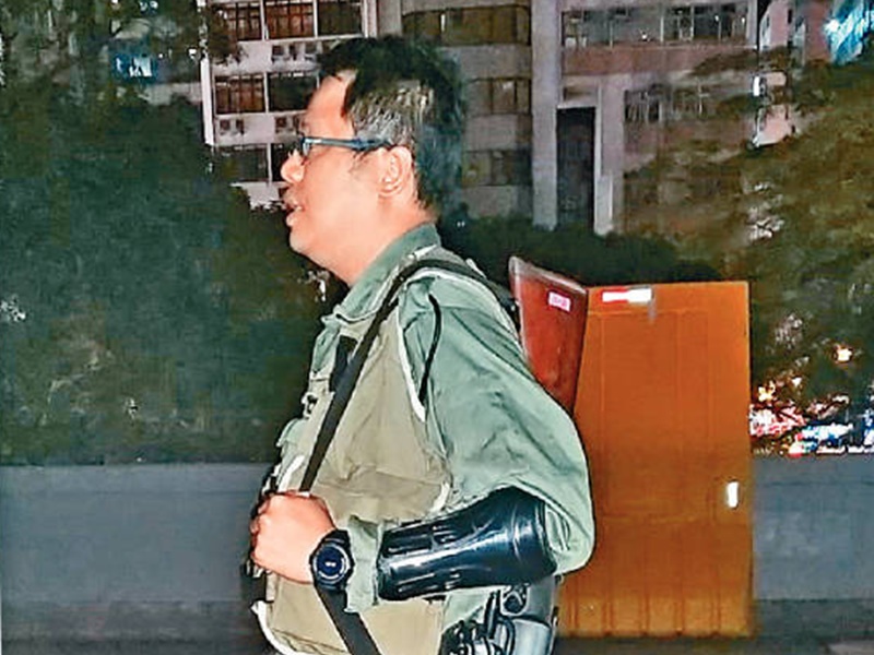 輔警警長Philip捨身撲火拯救同袍。 受訪者提供