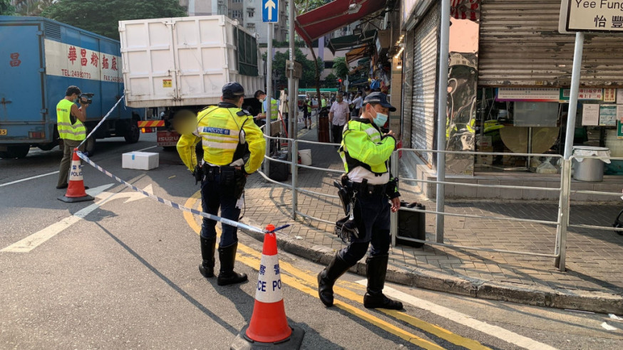 清潔公司夾斗撞斃老婦,警員在場調查。劉漢權攝