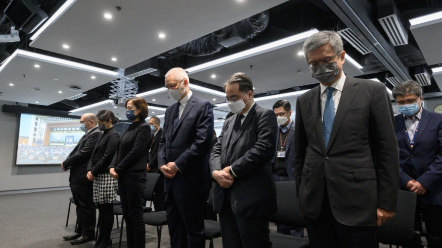 港鐵公司主席歐陽伯權及行政總裁金澤培帶領管理層默哀三分鐘。港鐵圖片