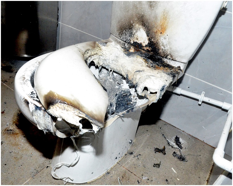 坐廁被炸毀，地上發現有疑爆炸品碎片。