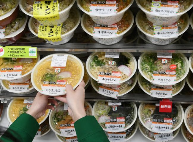 日本7-11宣布,將提供消費者選購快要過期食品的點數回贈。網圖