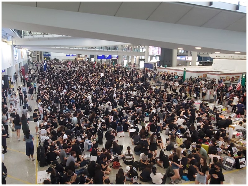 目前近5000人坐滿抵港大堂。