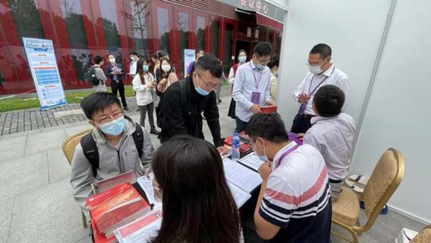 南京大學舉辦雙高銜接金秋洽談暨重點中學引才雙選會。