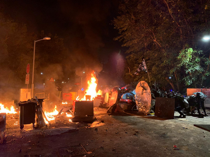 中文大學爆發示威者與警察嚴重衝突。