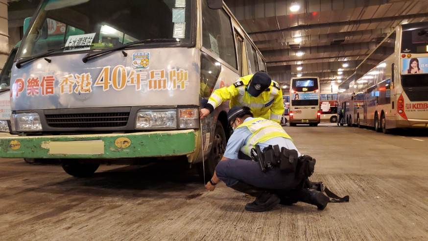 警員在站頭檢查小巴。