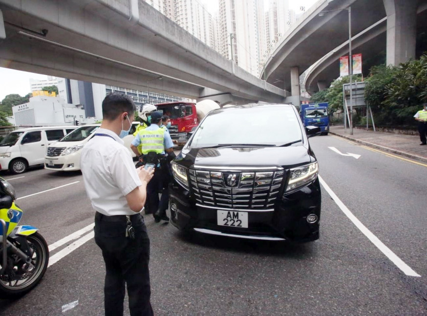 據指,車牌「AM222」的車輛為梁振英的座駕。