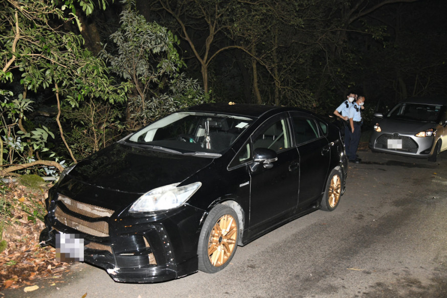 警方在飛鵝山截獲涉案黑色私家車。李家傑攝