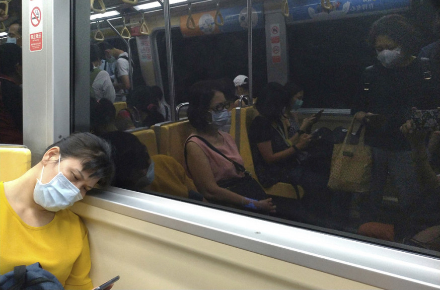 台北今起搭捷運需戴口罩,違者最高罰1.5萬新台幣。 AP圖