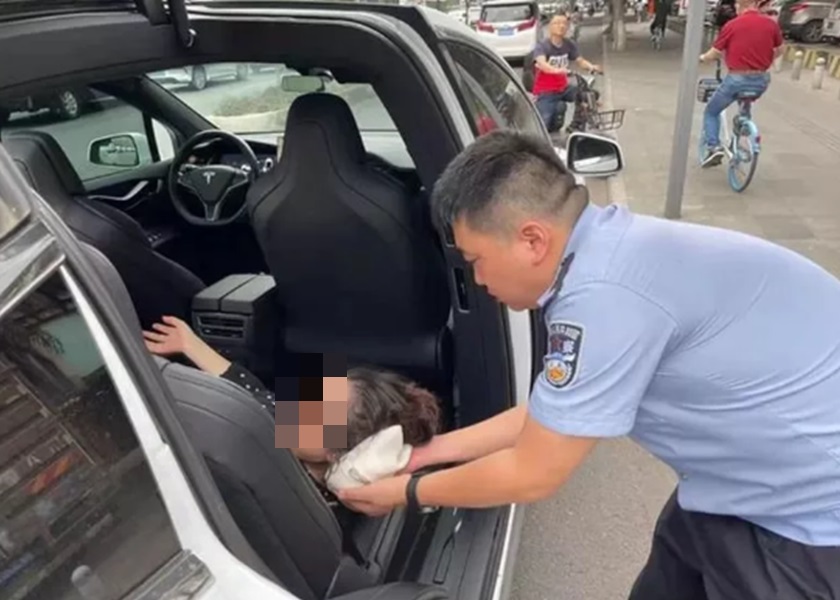 民警協助托着舒太太的頭,助她進行緊急分娩。網圖