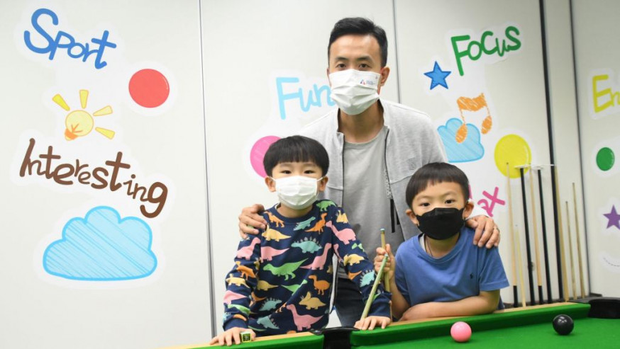 傅家俊與兩位小學員Kasper(左)及Real合照。 本報記者攝