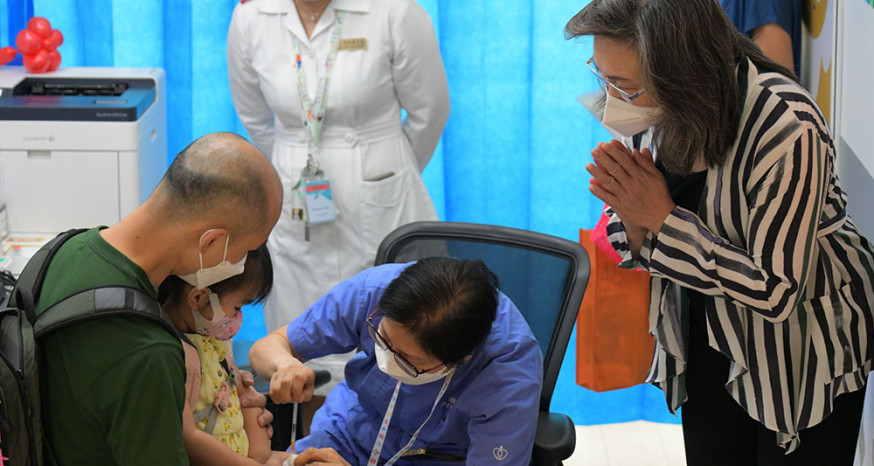 楊何蓓茵視察兒童醫院社區疫苗接種中心。