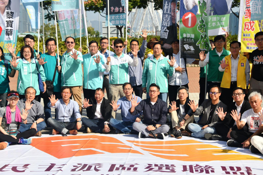 民主派區議會的候選人昨舉行合照活動。 盧江球攝