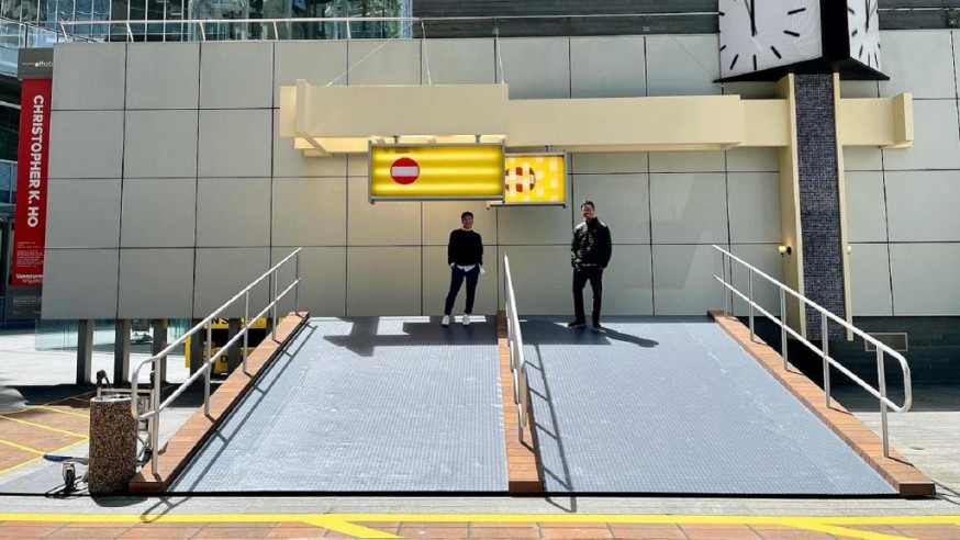 一名香港藝術家用國泰航班的登機月台概念搭建了公共裝置藝術,呈現在溫哥華市中心。FB圖片