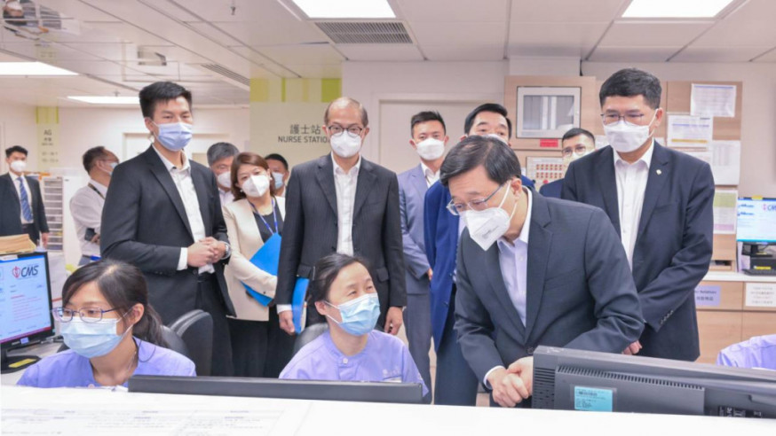 李家超視察北大嶼山醫院香港感染控制中心，與醫護人員交流。