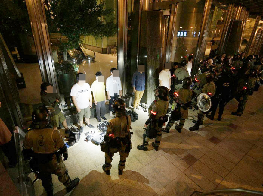 【修例風波】示威者干諾道中堵路 防暴警中環截查途人