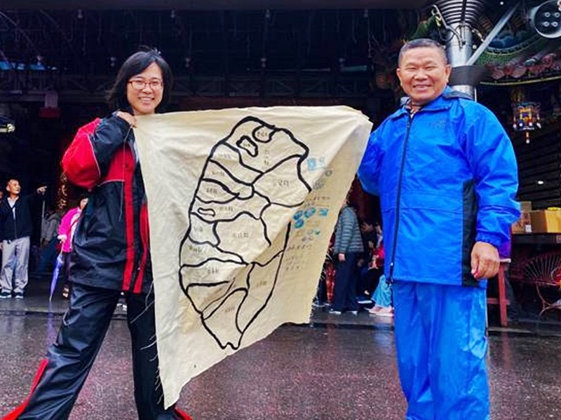 台灣屏東一名女子邱意茗,帶著68歲的父親邱進一同騎電單車完成環島遊。網圖