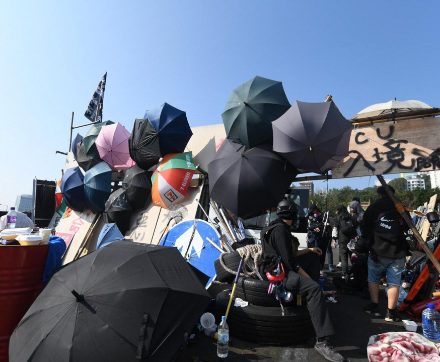 中大的示威者要求政府承諾,不會取消或延遲區議會選舉。