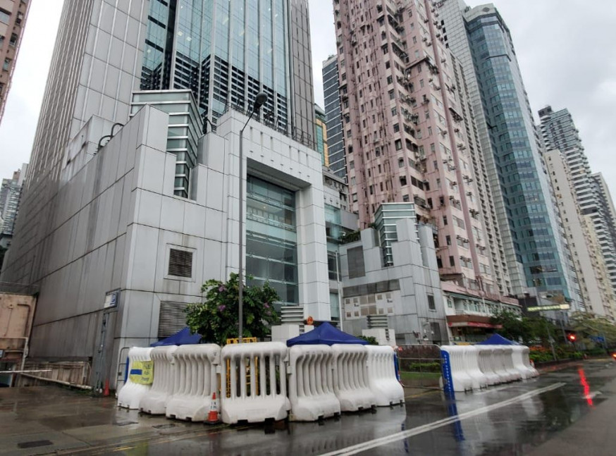 中聯辦門外亦已提早架設水馬。