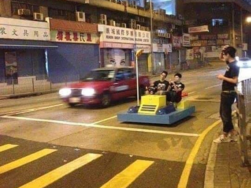 趣趣哋 多啦a夢 時光機 驚現香港街道 網民踢爆真係穿越時空 頭條日報