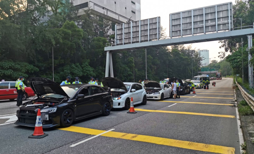 警方當日截停四輛私家車。