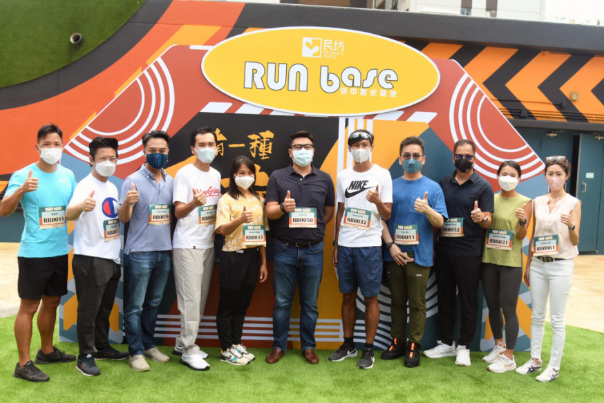 姚潔貞(左五)透露近年飽受左腳傷患困擾,因此決定提早退役。郭晉朗攝