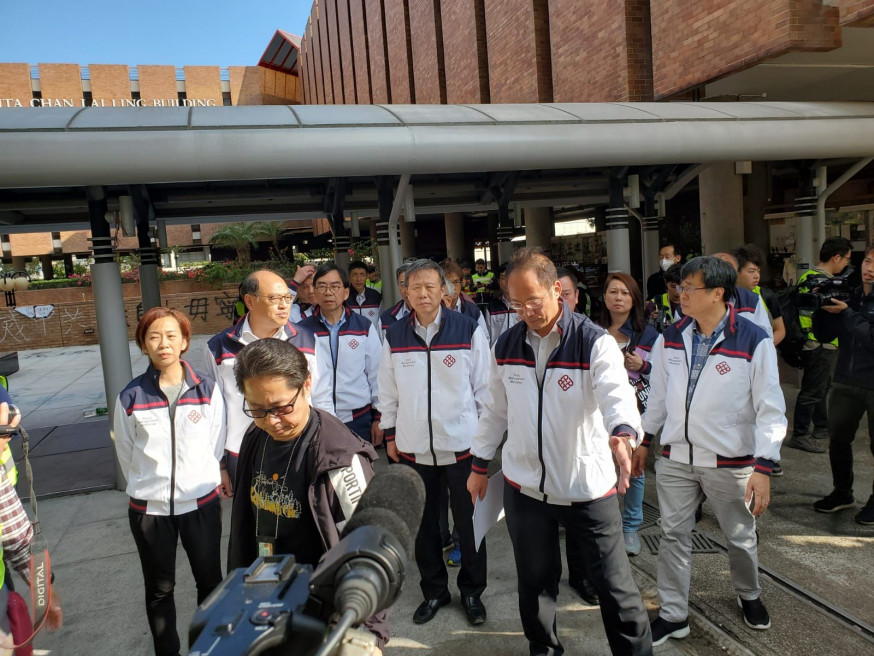高層下午起在校園內視察