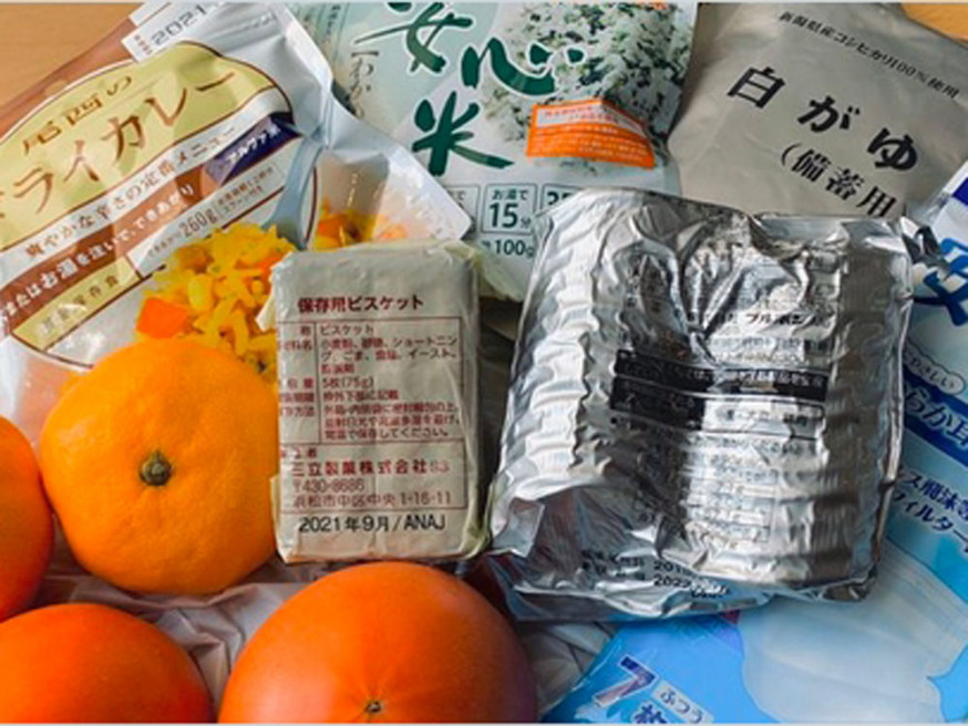 在開幕式當天替義工準備的食物當中,棄掉了約4000份尚未過期的便當。網圖