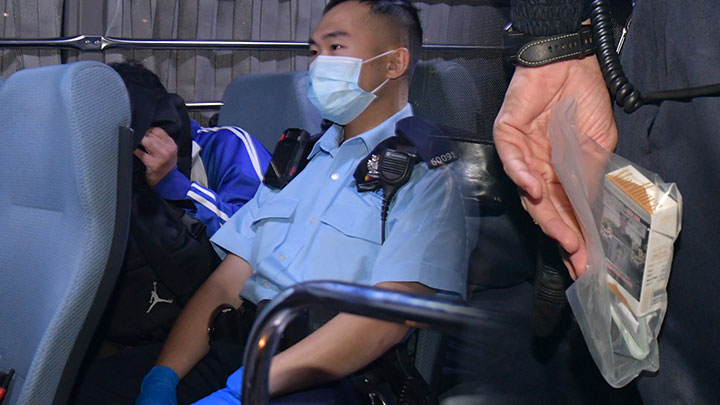 警方在男子身上搜出毒品,以涉嫌販毒將他拘捕。