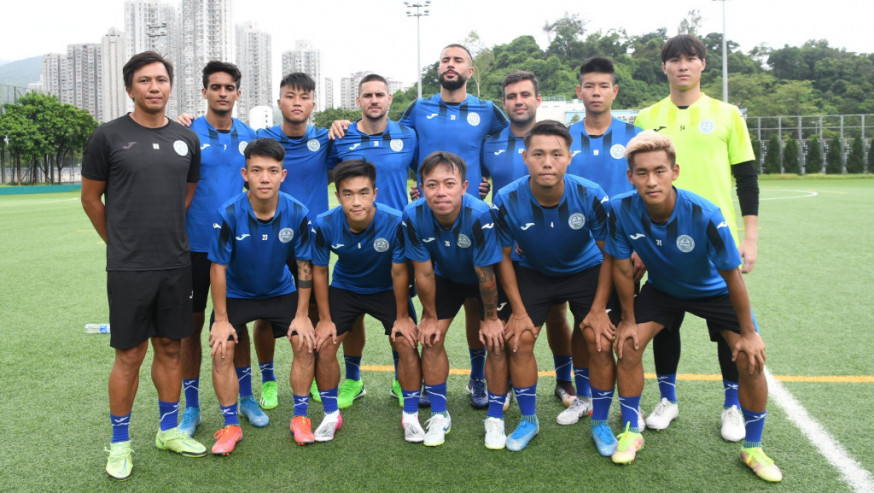 李恆匯(左1)坐正執教大埔,盼望助鍾偉強(後排左2)、謝家榮(後排右1)重返港隊。 本報記者攝