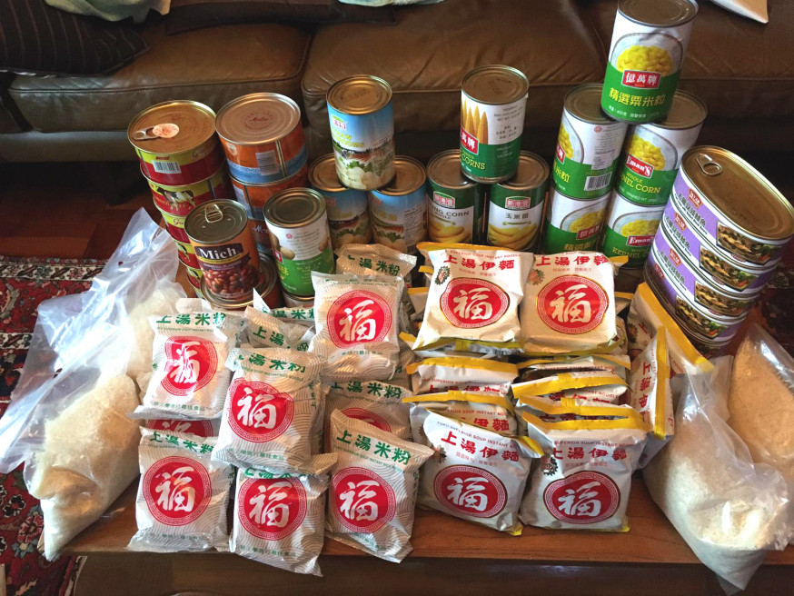 家居檢疫人士收到大批罐頭及即食麵。市民提供