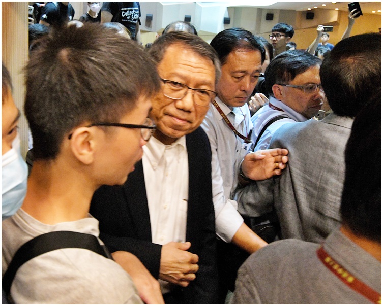 段崇智上周與學生校友對話結束後再向個別學生閉門對話。資料圖片