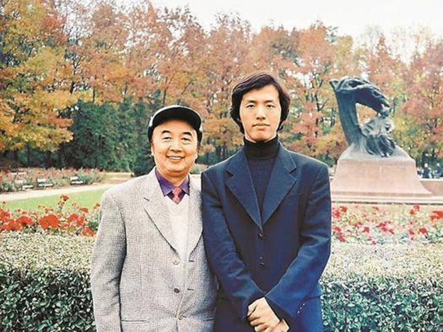 李雲迪與恩師但昭義合照。封面新聞圖片