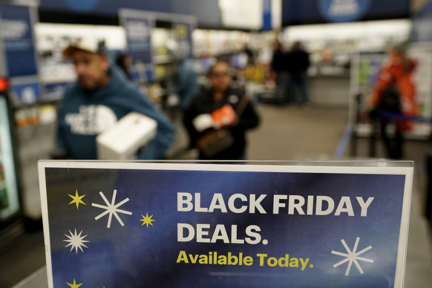 商店大肆宣傳黑色星期五大減價優惠吸客。AP