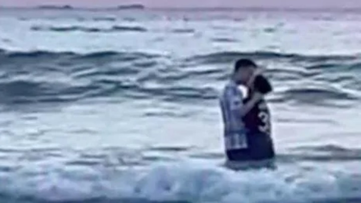 福建福州一對情侶在海中心擁吻，頓時成為觀看日出民眾焦點。網上圖片