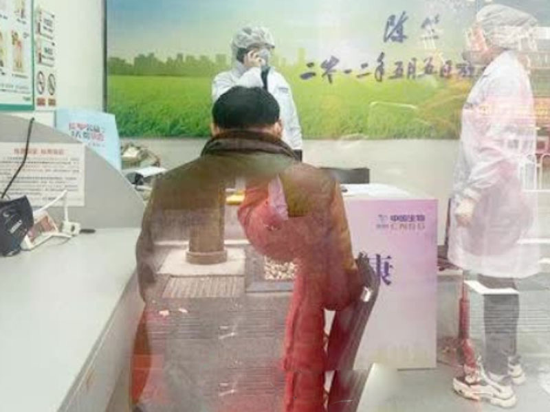 武漢血液中心人民醫院獻血屋,迎來了第一名捐血的康復者。(網圖)