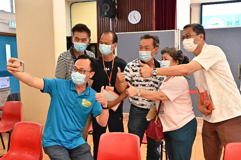聶德權(前排)與新界沙頭角區鄉事委員會主席李冠洪(後排右一)、新界沙頭角區鄉事委員會代表及街坊自拍留念。 政府圖片