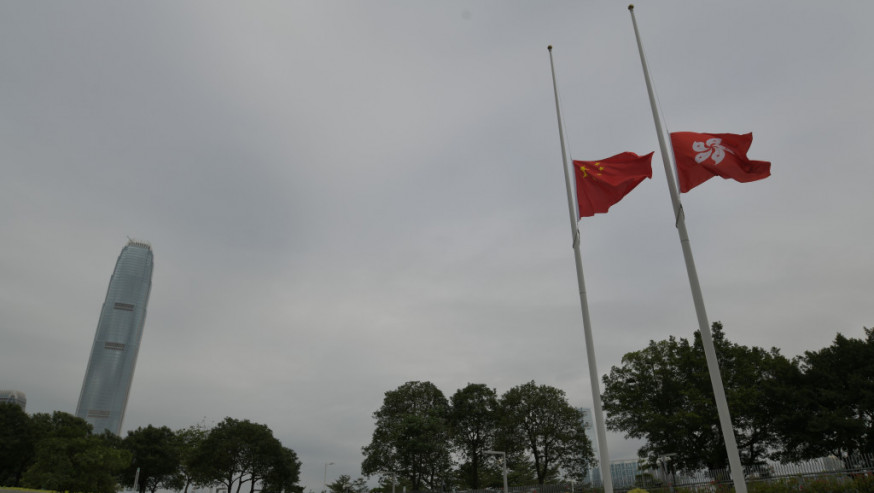 政府建築物今日下半旗。梁譽東攝