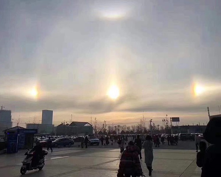 不少市民紛紛拍下天空出現三個「太陽」的奇景。網圖