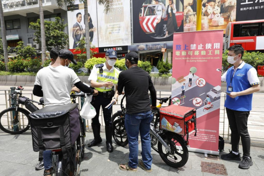警西九龍打擊單車違例 47騎手收傳票 2男女駕電動單車被捕