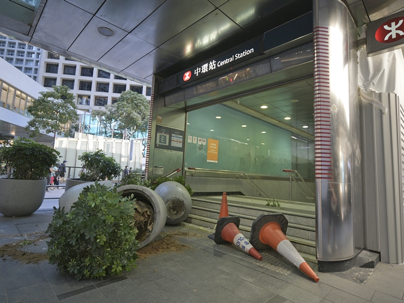 港鐵周一至周五晚上11時半收車。資料圖片