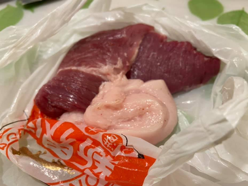 網民於大埔區內豬肉檔買梅頭,懷疑受騙。FB圖片