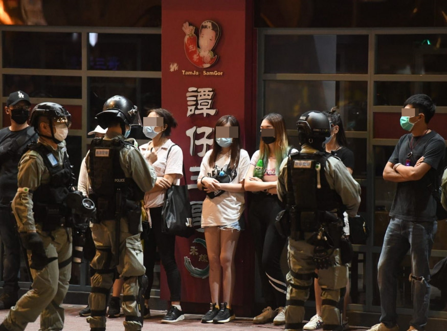 防暴警在軒尼詩道截查多人。