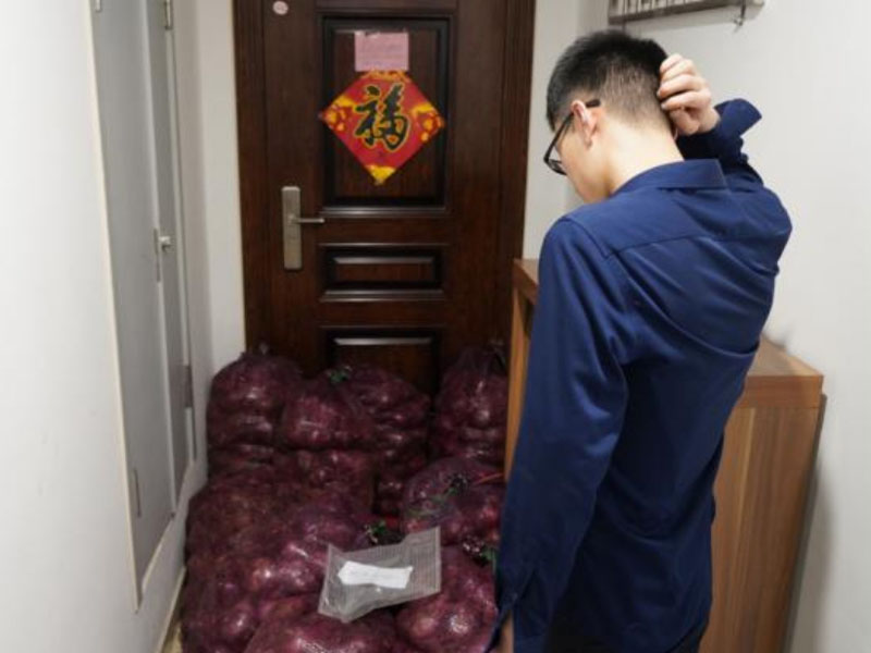 分手後網購1噸洋蔥送前男友,女孩留紙條:「我哭了三天該你哭了!」。(網圖)