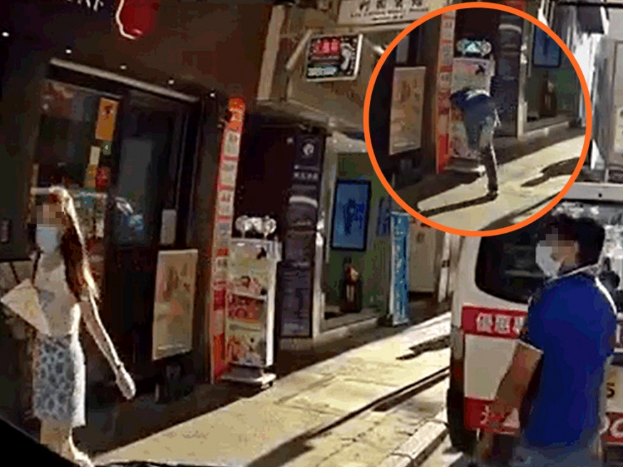 一名男子橫過馬路時,疑𥄫女不慎跌倒。影片截圖