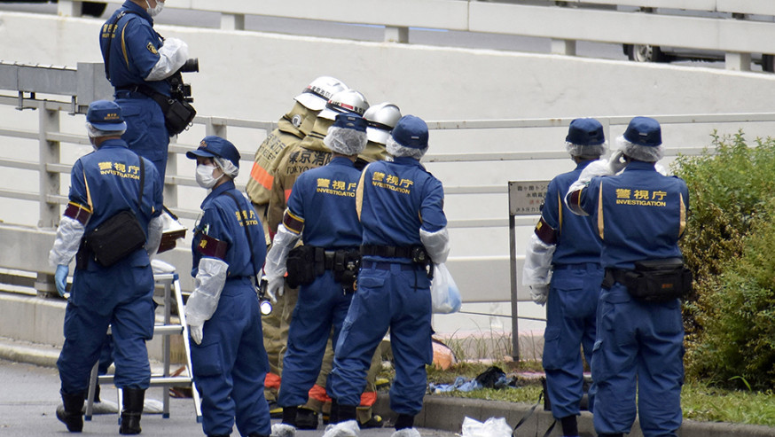 一名示威者在日本首相岸田文雄首相官邸附近自焚現場，警察和消防員進行調查。路透