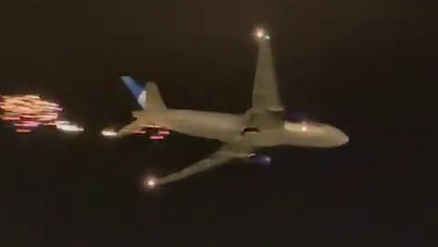 美聯航班空中起火,景象觸目驚心。