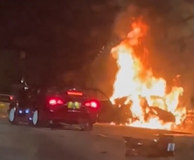粉嶺公路發生懷疑非法賽車引發的車輛交通意外，一房車起火。 網上圖片