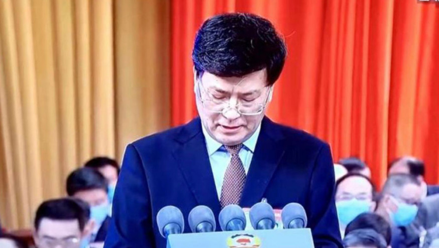 重慶市政協主席王炯暈倒前作工作報告。重慶衛視畫面