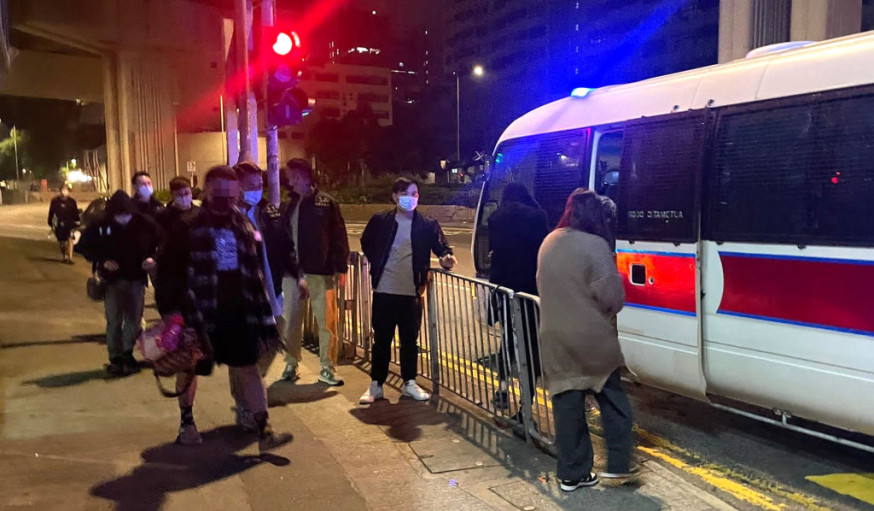 警方在行動中帶走涉案人士。